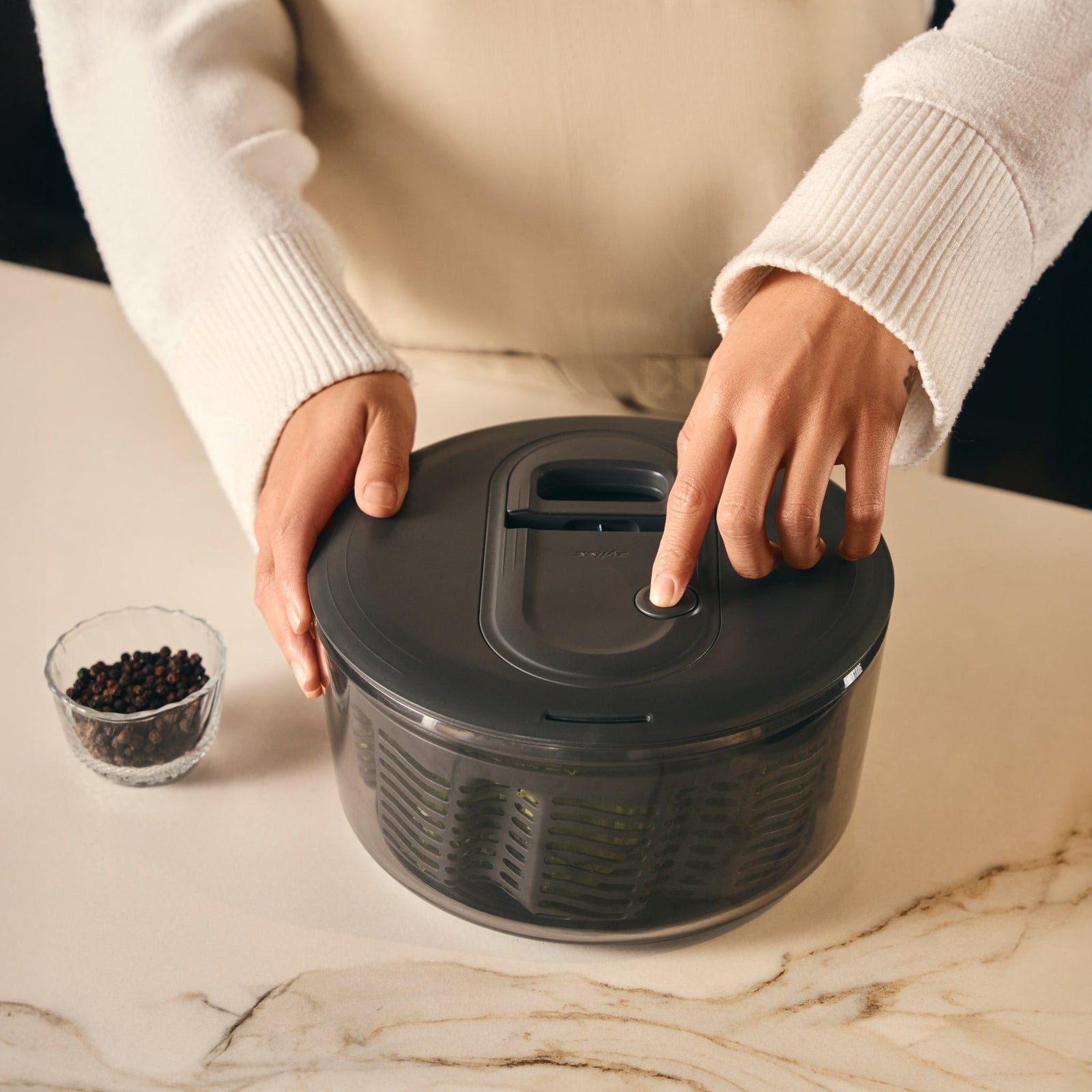 Zyliss Easy Spin Salad Spinner - Black - iQ living