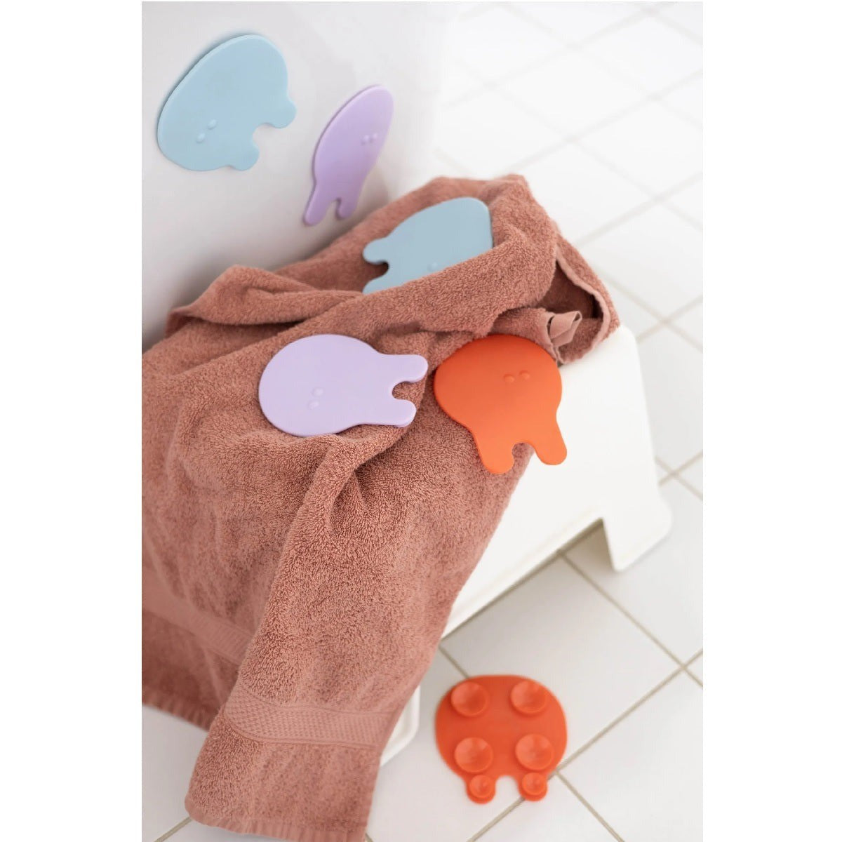 Quut 'Grippi' Bathtub Grips Set Of 8 - Coral Blue