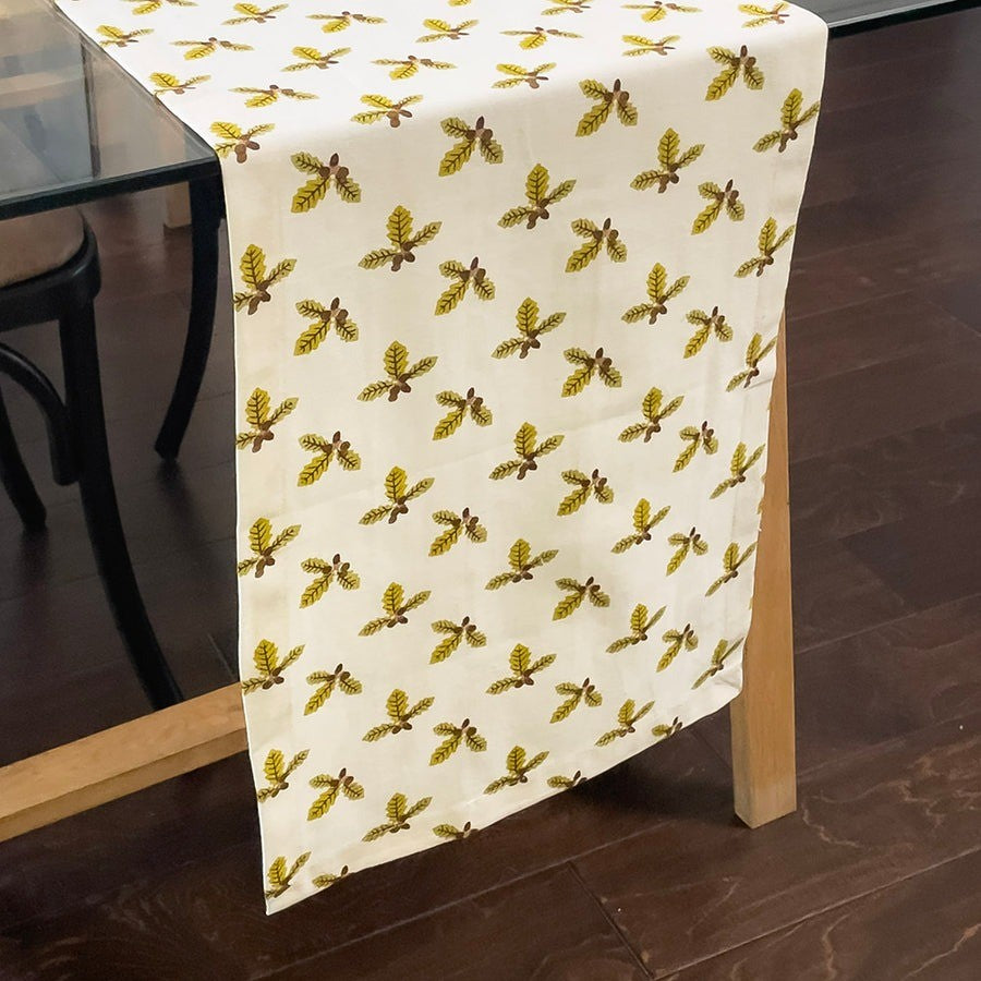 Mahogany Tablerunner Oak Leaf